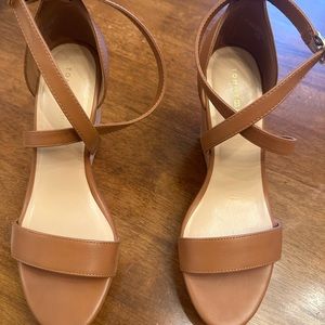 Like New Tommy Hilfiger platform wedgies sz 8.5 M